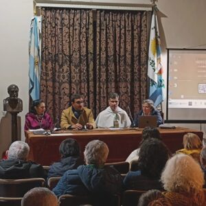 personas en un congreso
