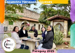 mujeres consagradas dominicas reunidas en torno a una mesa al aire libre