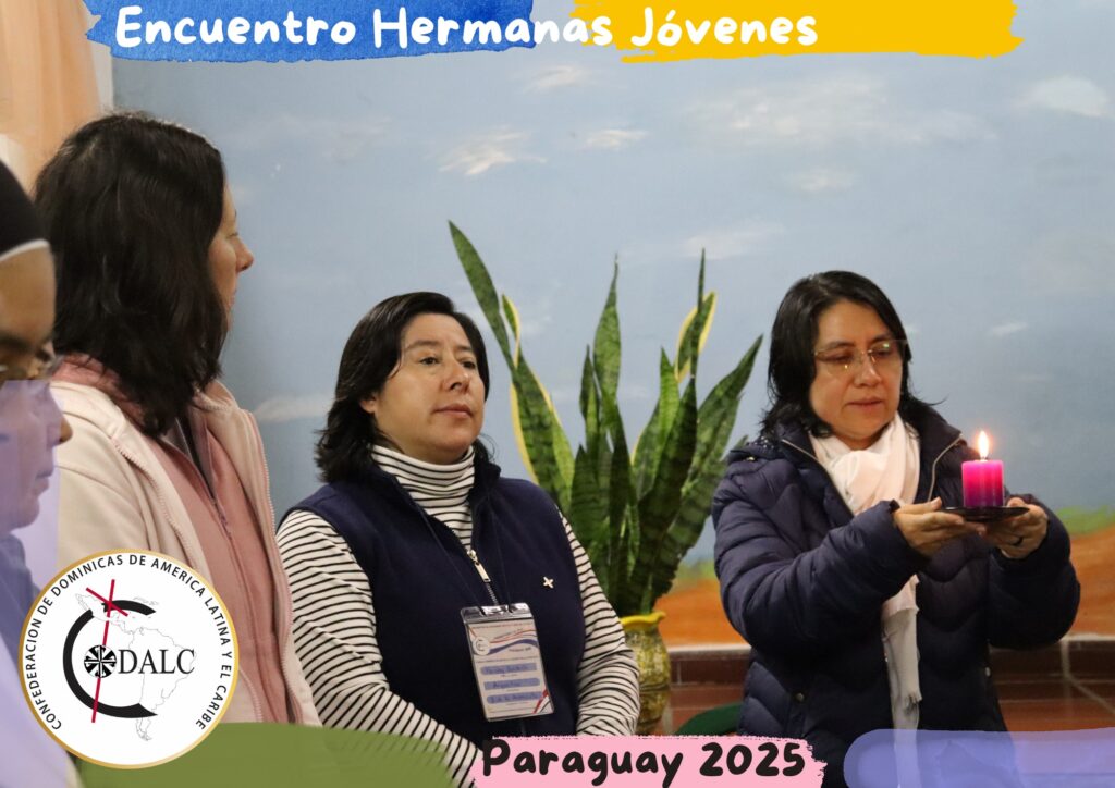 tres mujeres religiosas con una vela encendida, en actitud orante
